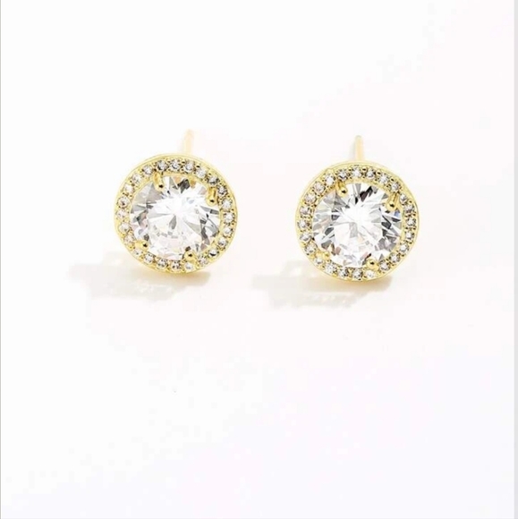 Jewelry - ⭐️⭐️NEW⭐️⭐️Beautiful Dainty CZ stud earrings in GOLD